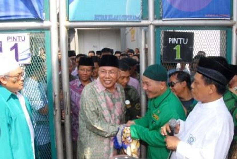Mantan Menteri Sosial Bachtiar Chamsyah, keluar dari Rutan Cipinang setelah menjalani masa hukuman dalam kasus korupsi,Jakarta ,Jumat (25/5). 