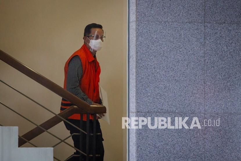 Mantan Menteri Sosial Juliari Peter Batubara tiba untuk menjalani pemeriksaan perdana di gedung KPK, Jakarta, Rabu (23/12/2020). Juliari Batubara diperiksa sebagai tersangka dalam kasus dugaan suap pengadaan Bantuan Sosial (bansos) penanganan COVID-19.