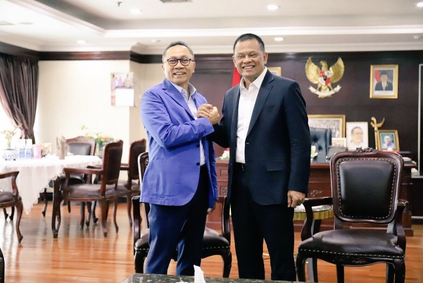 Mantan panglima TNI Gatot Nurmantyo menemui Ketua MPR Zulkifli Hasan di Nusantara IV MPR Senayan Jakarta, Selasa (8/5). 