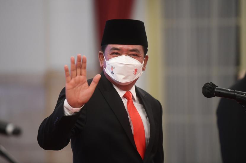 Mantan Panglima TNI Hadi Tjahjanto memberikan salam sebelum upacara pelantikan menteri dan wakil menteri Kabinet Indonesia Maju sisa masa jabatan periode 2019-2024 di Istana Negara, Rabu (15/6/2022). Presiden Joko Widodo secara resmi melantik Menteri Perdagangan Zulkifli Hasan, Menteri ATR/BPN Hadi Tjahjanto, Wamen ATR Raja Juli Antoni, Wamendagri John Wempi Watipo dan Wamenaker Afriansyah Noor. 