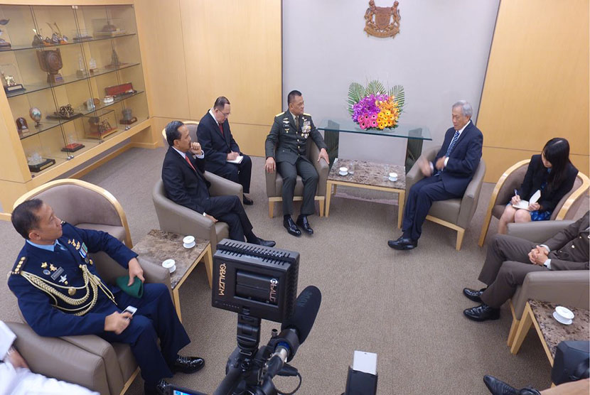 Mantan Panglima TNI Jenderal Gatot Nurmantyo melakukan rangkaian pertemuan sekaligus pamitan dengan Menteri Pertahanan Singapura Ng Eng Hen dan Panglima Angkatan Bersenjata Singapura Perry Lim di Kantor Kementerian Pertahanan Singapura, Senin (5/3)