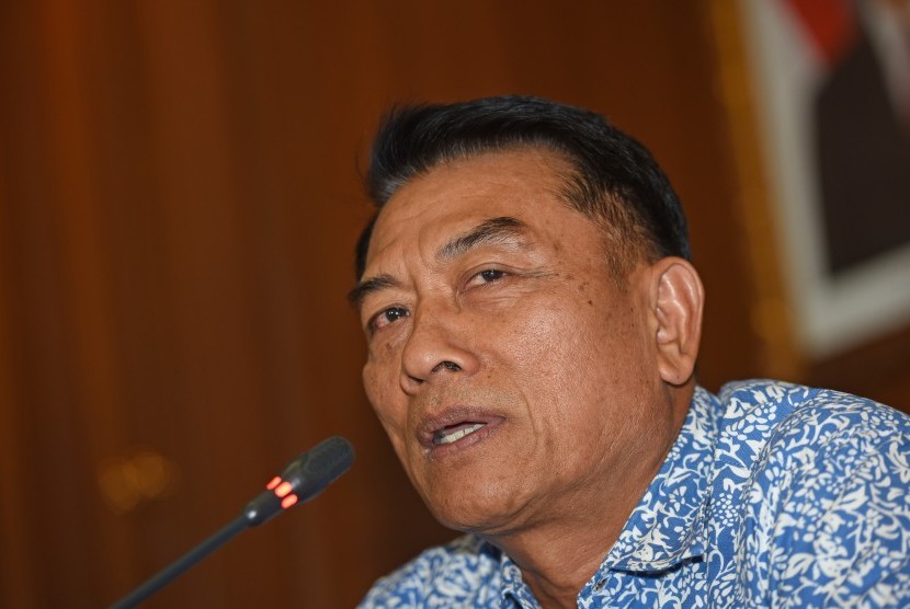 Mantan Panglima TNI Jenderal (Purn) Moeldoko memberikan keterangan usai menyerahkan berkas pendaftaran bakal calon Ketum PSSI di Jakarta, Senin (5/9).