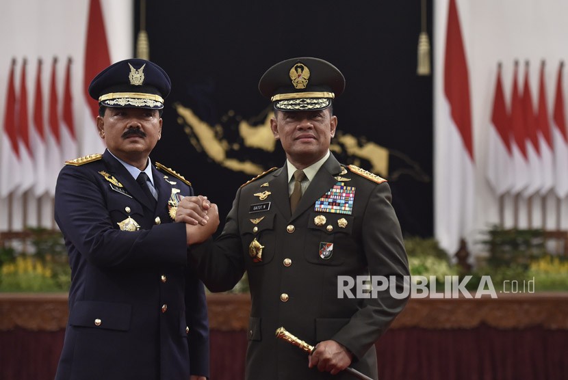 Mantan Panglima TNI Jenderal TNI Gatot Nurmantyo (kanan) bersama pejabat baru Panglima TNI Marsekal TNI Hadi Tjahjanto (kiri) melakukan salam komando usai upacara pelantikan di Istana Negara, Jakarta, Jumat (8/12).