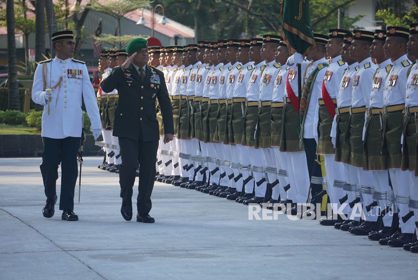 Mantan Panglima TNI Jenderal TNI Gatot Nurmantyo (kedua kiri) melakukan inspeksi pasukan barisan kehormatan (Guard Of Honor) saat kunjungan ke Markas Angkatan Tentara Malaysia di Kuala Lumpur, Malaysia, Kamis (15/2). 