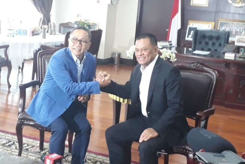 Mantan Panglima TNI, Jenderal TNI Gatot Nurmantyo menemui Ketua MPR, Zulkifli Hasan di Kompleks Parlemen Senayan, Jakarta, Selasa (8/5).