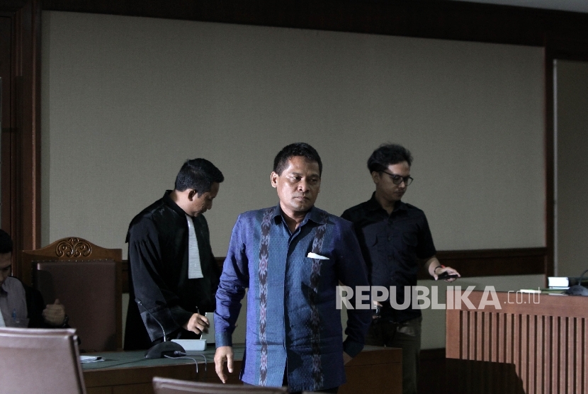  Mantan Panitera Pengadilan Negeri Jakarta Utara Rohadi usai menjalani sidang putusan di Pengadilan Tipikor, Jakarta, Kamis (8/12). 