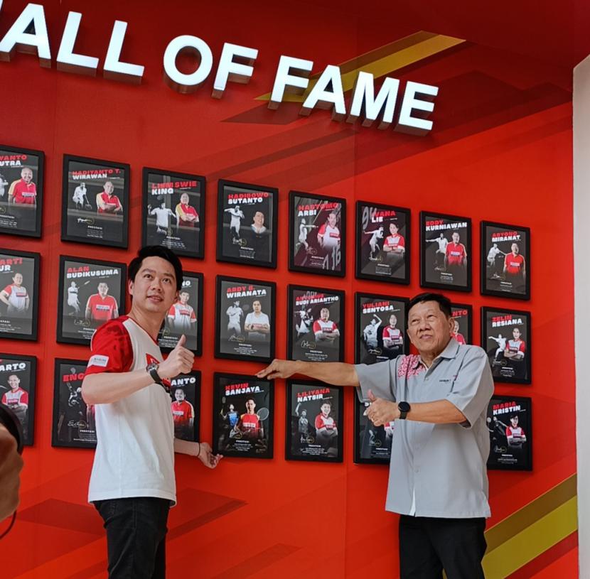 Mantan pebulutangkis Indonesia Kevin Sanjaya Sukamuljo (kiri) resmi masuk ke dalam jajaran Hall of Fame PB Djarum, Rabu (11/9/2024).