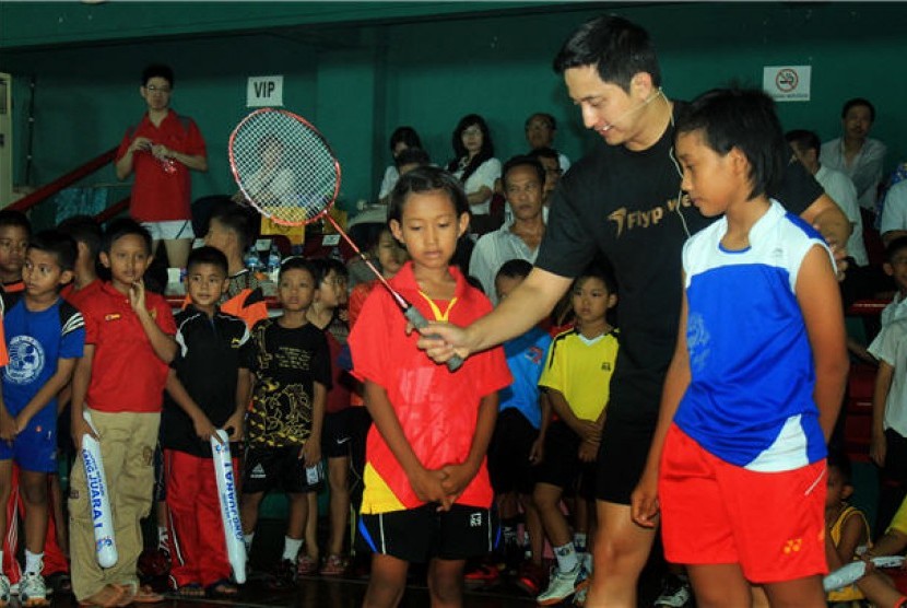 Mantan pebulutangkis nasional, Ricky Subagja (dua kanan), memberikan coaching clinic pada anak-anak. 