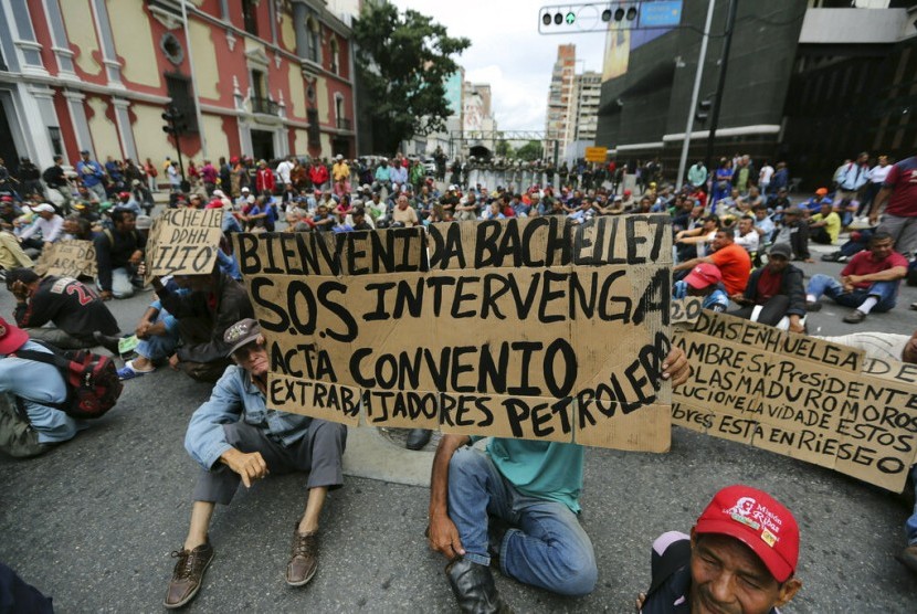 Mantan pekerja Petroleos de Venezuela (PDVSA) memprotes Presiden Venezuela Nicolas Maduro di depan kantor wakil presiden, Caracas, Kamis (20/6). Mereka sebelumnya dipecat dan menuntut pembayaran gaji.