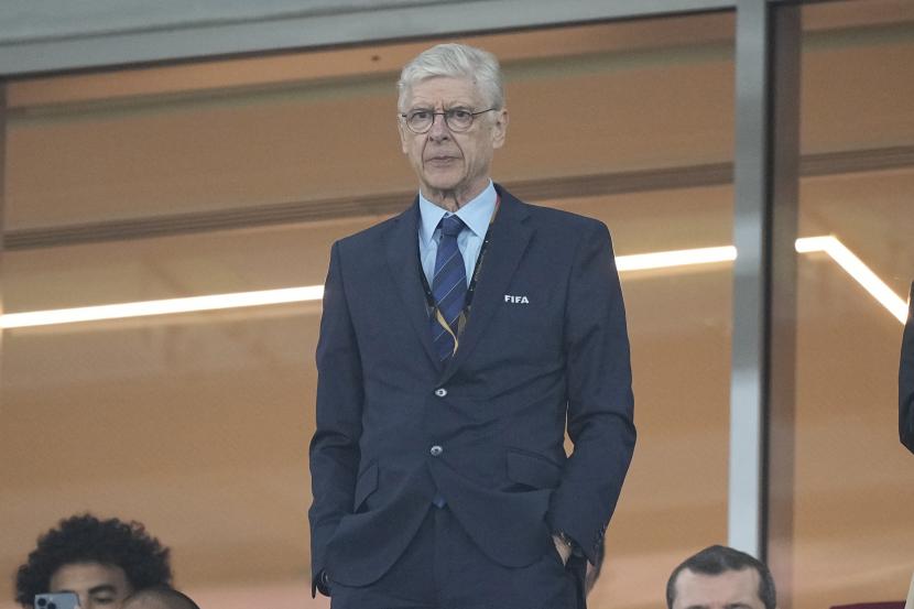 Mantan pelatih Arsenal Arsene Wenger berdiri di tribun penonton belum lama ini.