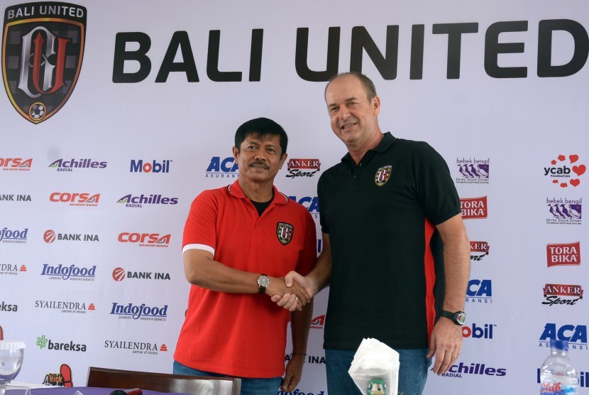 Mantan pelatih Bali United, Indra Sjafri (kiri) berjabat tangan dengan pelatih baru Bali United, Hans Peter Schaller saat pisah sambut di Kuta, Bali, Senin (6/2). 