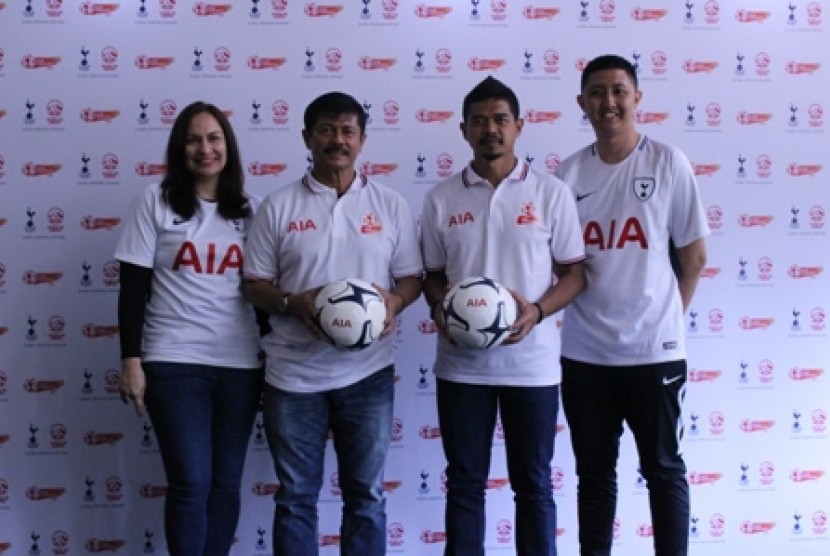 Mantan pelatih Tim Nasional Indonesia U19 Indra Sjafri dan Bambang Pamungkas. 