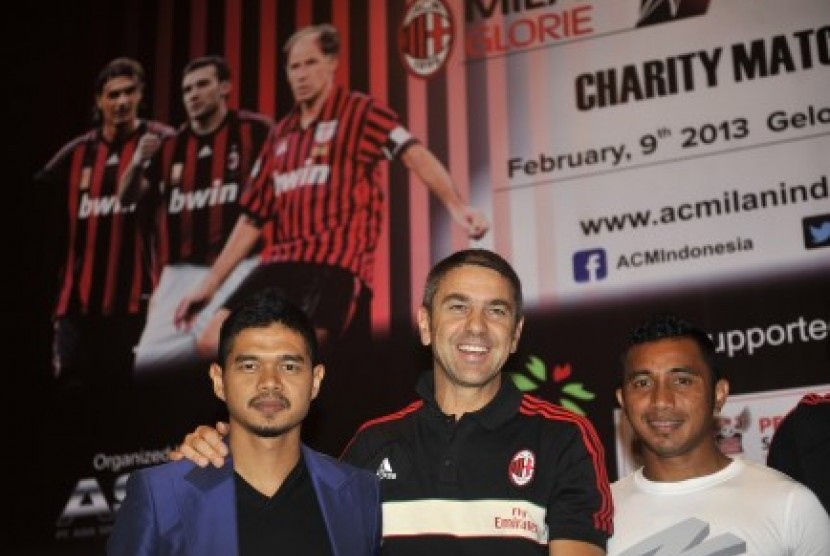  Mantan Pemain AC Milan Alessandro Costacurta (tengah) berfoto bersama pemain timnas Bambang Pamungkas (kiri) dan Firman Utina (kanan) usai konferensi pers di Jakarta, Rabu (6/2).