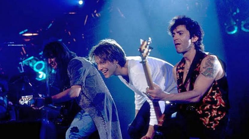 Mantan pemain bass dan pendiri band Bon Jovi, Alec John Such (kanan).