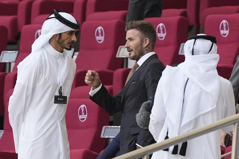  Mantan pemain dan kapten Inggris, David Beckham (kedua kiri) berbicara di tribun sebelum dimulainya pertandingan sepak bola grup B Piala Dunia antara Inggris dan Iran di Stadion Internasional Khalifa, di Doha, Qatar, Senin, 21 November 2022. 