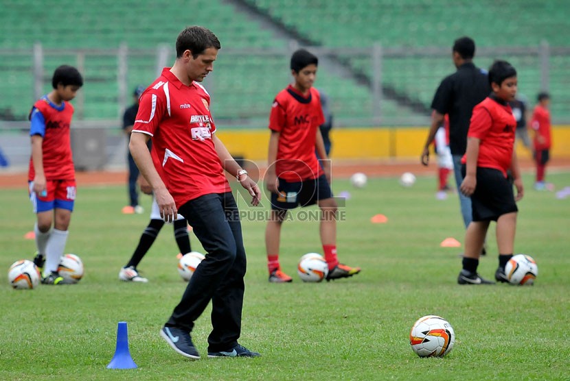    Mantan pemain Manchester United Michael Owen memberikan coaching clinic di Stadion Gelora Bung Karno, Senayan, Jakarta, Selasa (22/10).  (Republika/Prayogi)