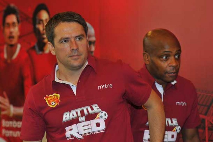   Mantan pemain Manchester United yang tergabung dalam Tim United Red Michael Owen (kiri) dan Paul Parker di Jakarta, Selasa (22/10).