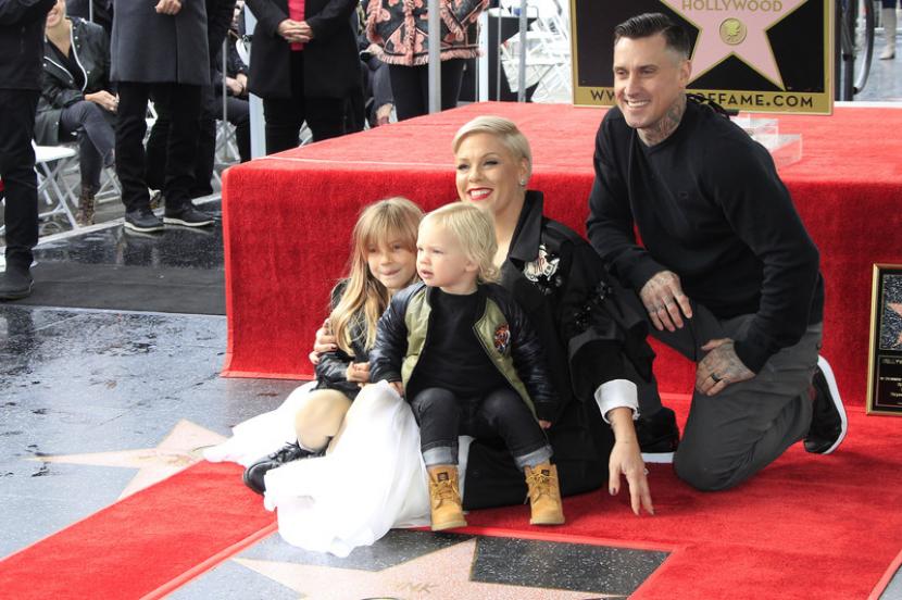 Mantan pemain motocross Carey Hart dan dua buah hatinya mendampingi sang istri, Pink, saat penyanyi itu menerima bintang Hollywood Walk of Fame pada 2019. 