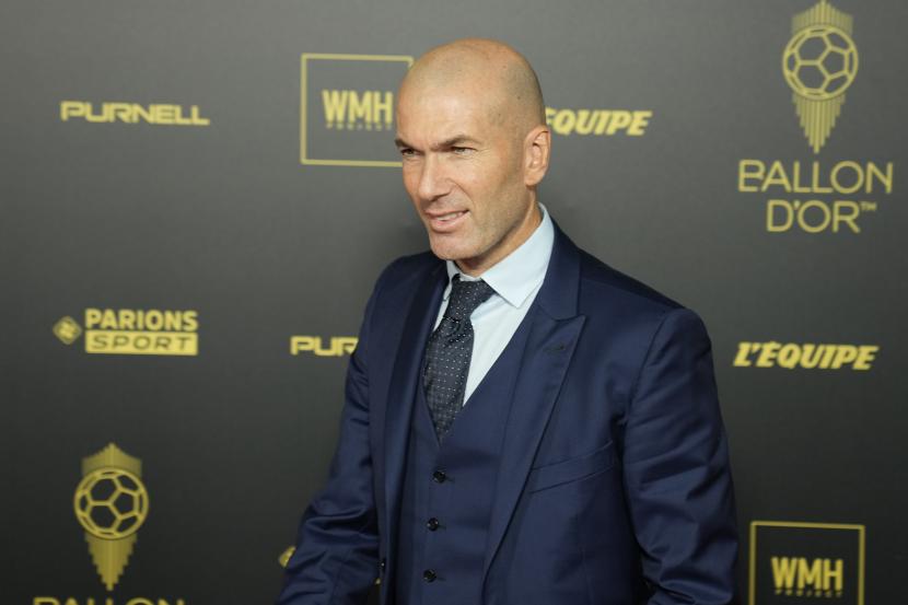 Mantan pemain sepak bola dan manajer Zinedine Zidane berfoto sebelum upacara Ballon d