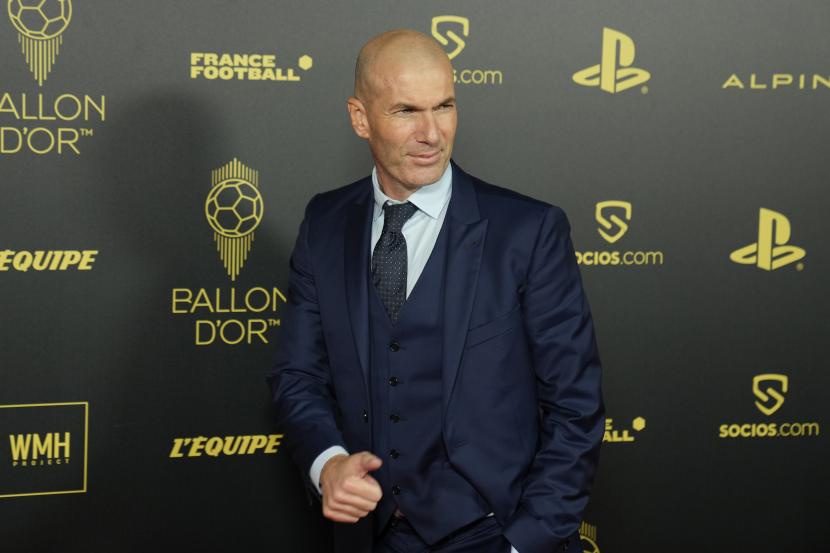  Mantan pemain sepak bola dan manajer Zinedine Zidane. 
