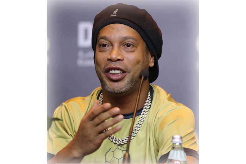  Mantan pemain sepak bola Ronaldinho menghadiri konferensi pers menjelang pertandingan sepak bola persahabatan OmegaPro Legends Cup di hotel mewah Armani Arab di emirat Teluk Dubai, Uni Emirat Arab, 12 Mei 2022.