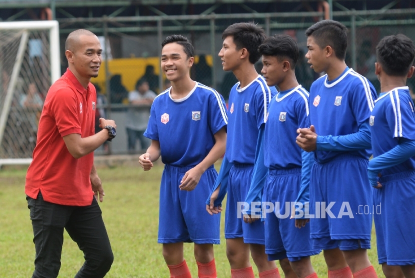 Mantan pemain timnas Kurniawan Dwi Yulianto berjabat tangan dengan para pemain dalam acara Jakarta Rusun Festival 2016 di Stadion Soemantri Brojonegoro, Kuningan, Jakarta Selatan, beberapa waktu lalu.