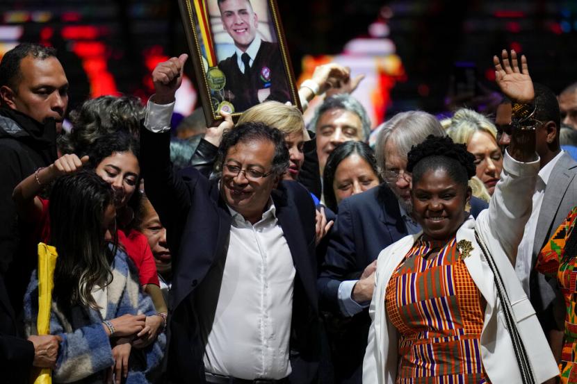 Mantan pemberontak Gustavo Petro dan pasangannya Francia Marquez, merayakan di depan pendukungnya setelah memenangkan pemilihan presiden putaran kedua di Bogota, Kolombia, Minggu, 19 Juni 2022.