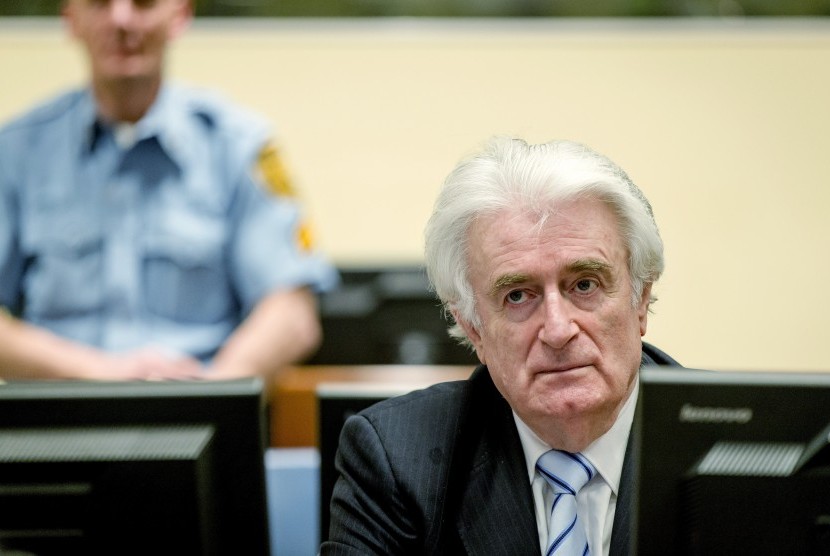 Mantan pemimpin Bosnia Radovan Karadzic duduk di ruang pengadilan saat mendengar putusan vonis di Pengadilan Kejahatan Internasional untuk Bekas Yugoslavia (ICTY) di Den Haag, Kamis, 24 Maret 2016.