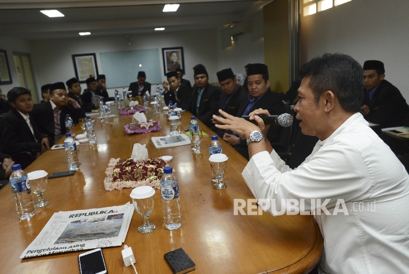 Mantan Pemimpin Redaksi Harian REPUBLIKA Ikhanul Kiram (kanan) memberikan penjelasan mengenai konten Koran Republika saat melaksanakan Silaturahmi di Kantor Harian REPUBLIKA, Jakarta, Jumat (20/1). 