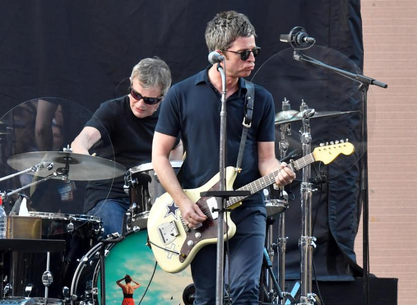 Mantan pentolan band Oasis, Noel Gallagher. Untuk pertama kalinya sebagai penyanyi solo, Noel Gallagher tampil di Glastonbury Festival.