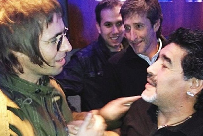 mantan pentolan grup musik asal Inggris, Oasis, Liam Galagher dengan legenda hidup Argentina, Diego Armando Maradona