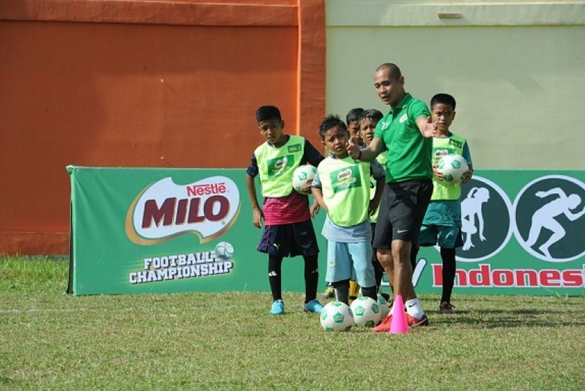 Mantan penyerang timnas Indonesia Kurniawan Dwi Yulianto memberikan pengarahan dalam acara Milo Football Clinic Day di Medan, Sabtu (31/3).