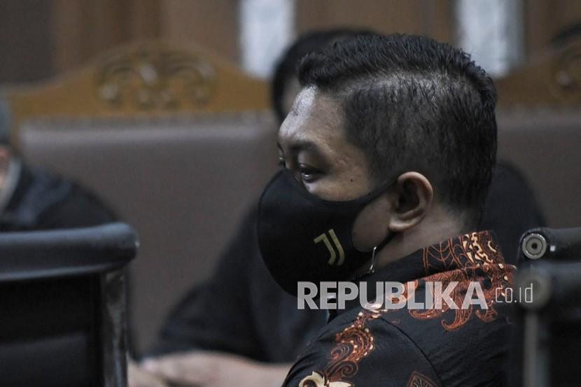 Mantan penyidik KPK Stepanus Robin mengikuti sidang di Pengadilan Tipikor, Jakarta, Senin (13/9/2021). Sidang perdana tersebut beragendakan pembacaan surat dakwaan oleh Jaksa Penuntut Umum (JPU) atas perkara dugaan suap terkait pengurusan atau penanganan sejumlah kasus di KPK. 