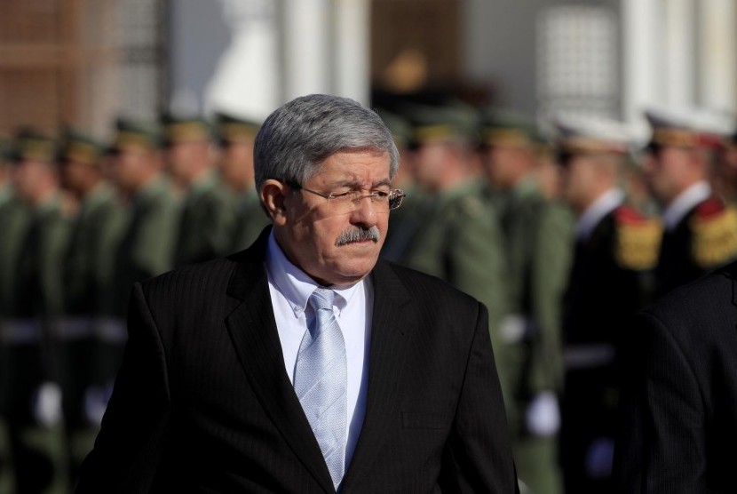 Mantan perdana menteri Aljazair Ahmad Ouyahia ditahan karena korupsi.