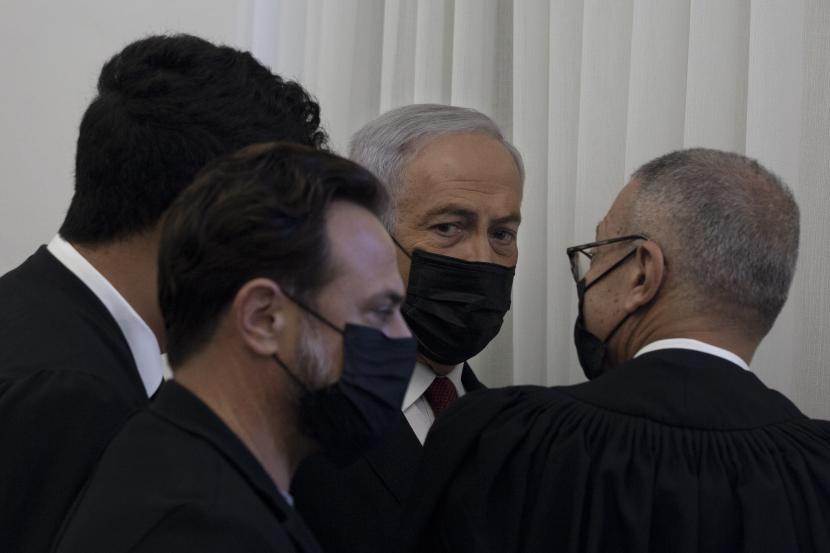 Mantan Perdana Menteri Israel Benjamin Netanyahu, ketiga dari kiri, diapit oleh pengacara sebelum kesaksian oleh saksi bintang Nir Hefetz, mantan ajudan, dalam persidangan korupsi di Pengadilan Distrik di Yerusalem timur, Senin, 22 November 2021.
