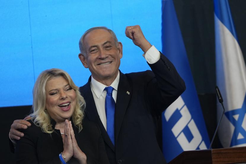 Mantan Perdana Menteri Israel dan ketua partai Likud, Benjamin Netanyahu dan istrinya Sara memberi isyarat setelah hasil exit poll pertama untuk pemilihan Parlemen Israel di markas partainya di Yerusalem, Rabu, 2 November 2022. 