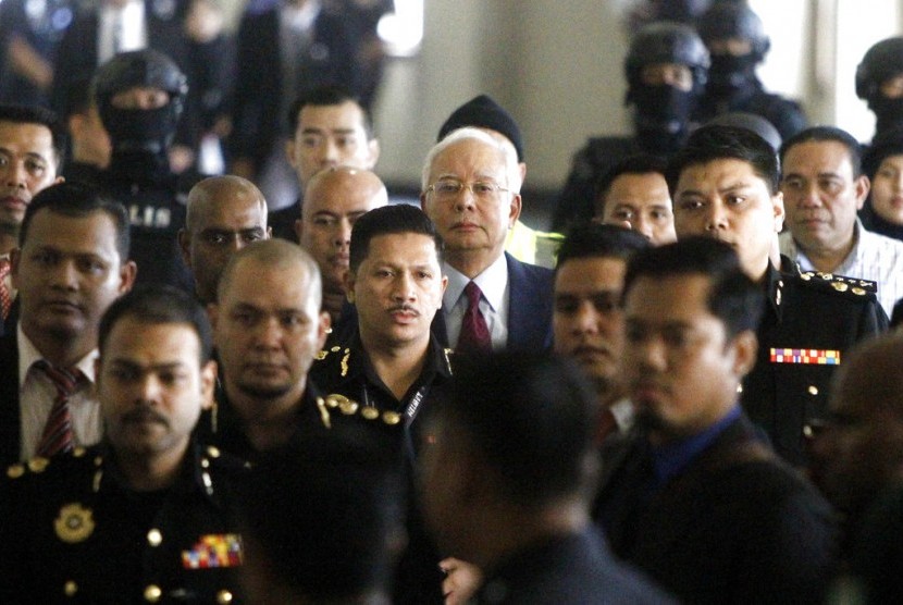 Mantan perdana menteri Malaysia Datuk Seri Najib Tun Razak tiba di pengadilan Kuala Lumpur, Malaysia, rabu (4/7).