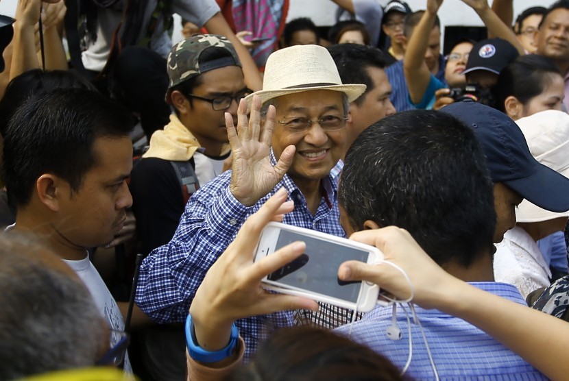 Mantan Perdana Menteri Malaysia, Mahathir Mohamad bergabung dengan anti pemerintah yang di organisasi  BERSIH (Koalisi untuk Pemilu Bebas dan Adil) reli di Kuala Lumpur, Malaysia, 30 Agustus 2015.
