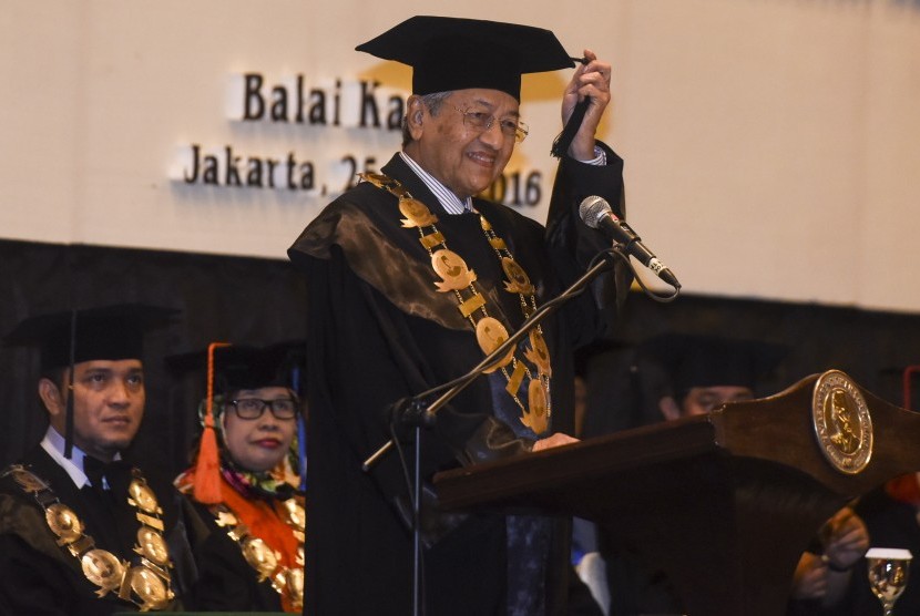 Mantan Perdana Menteri Malaysia Mahathir Mohamad bersiap memberikan orasi ilmiah di Jakarta, Senin (25/7). 