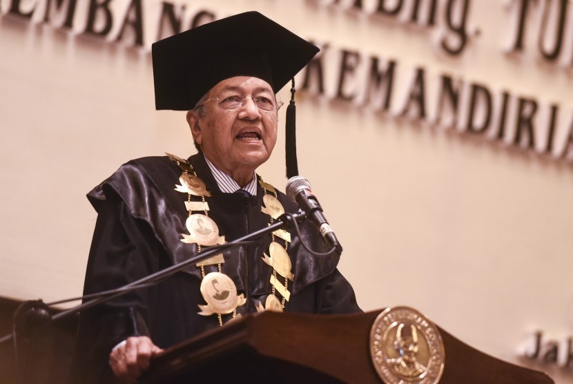 Mantan Perdana Menteri Malaysia Mahathir Mohamad memberikan orasi ilmiah di Jakarta, Senin (25/7). 