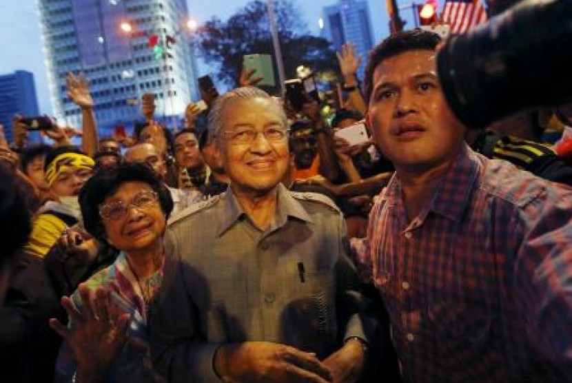 Mantan Perdana Menteri Malaysia Mahathir Muhammad bergabung dengan para demosntran menuntut mundurnya Najib Razak sebagai perdana menteri.