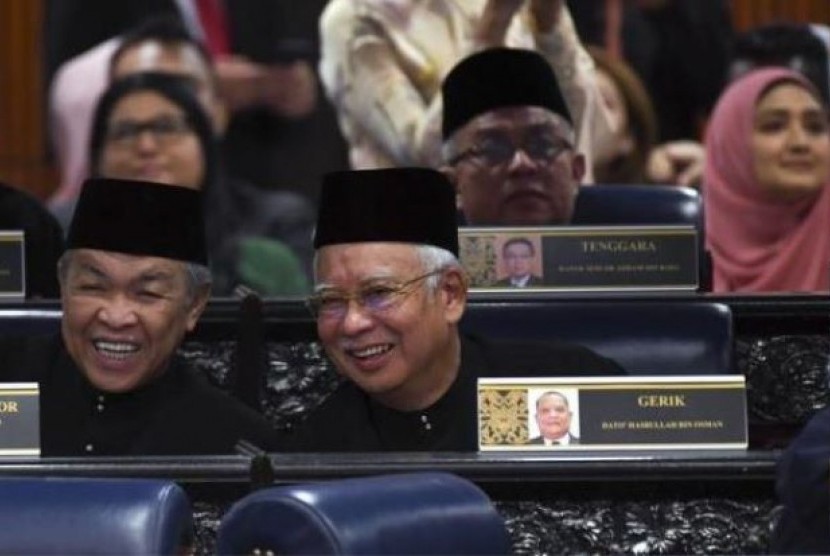 Mantan Perdana Menteri Malaysia, Najib Razak duduk di barisan anggota parlemen Barisan Nasional di acara pelantikan Ketua Parlemen Malaysia yang baru, Senin (16/7).