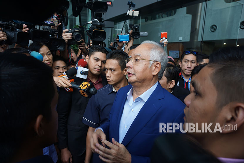 Mantan Perdana Menteri Malaysia Najib Razak memberikan keterangan kepada wartawan seusai diperiksa Suruhanjaya Pencegahan Rasuah Malaysia (SPRM) di Putrajaya, Malaysia, Selasa (22/5).