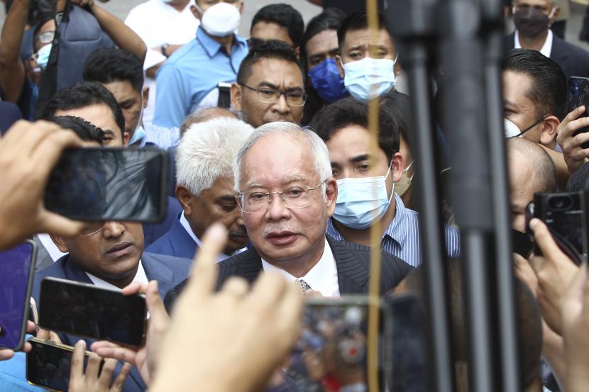  Mantan Perdana Menteri Malaysia Najib Razak (tengah) berbicara kepada para pendukungnya di luar di Pengadilan Banding di Putrajaya, Malaysia Selasa, 23 Agustus 2022. Pengadilan tinggi Malaysia telah menguatkan keyakinan Najib dan hukuman penjara 12 tahun dalam kasus korupsi yang terkait dengan penjarahan dari dana negara 1MDB. Kalahnya Najib dalam banding terakhirnya berarti dia harus segera menjalani hukumannya, menjadi mantan perdana menteri pertama yang dipenjara.