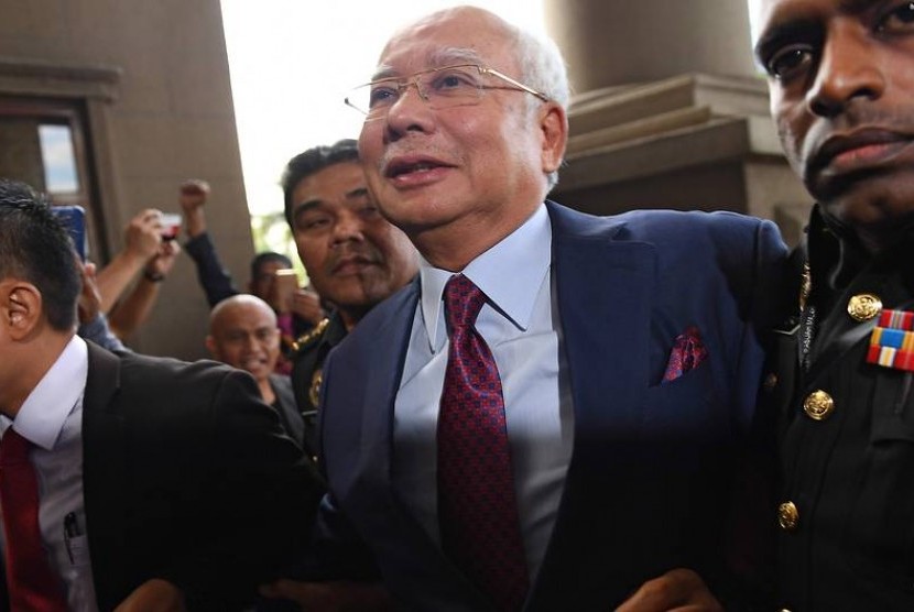 Mantan Perdana Menteri Malaysia, Najib Razak tiba di pengadilan untuk menjalani sidang perdananya, Rabu (4/7).