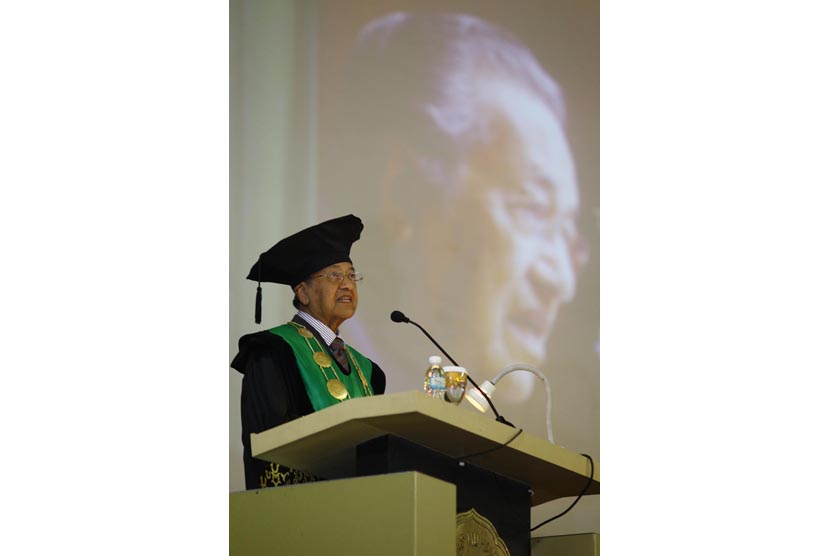 Mantan Perdana Menteri Malaysia Tun Dr. Mahathir Mohamad berpidato saat acara penganugerahan gelar Doktor Honoris Causa di Universitas Muhammadiyah Yogyakarta (UMY), DI Yogyakarta, Kamis (17/3). 