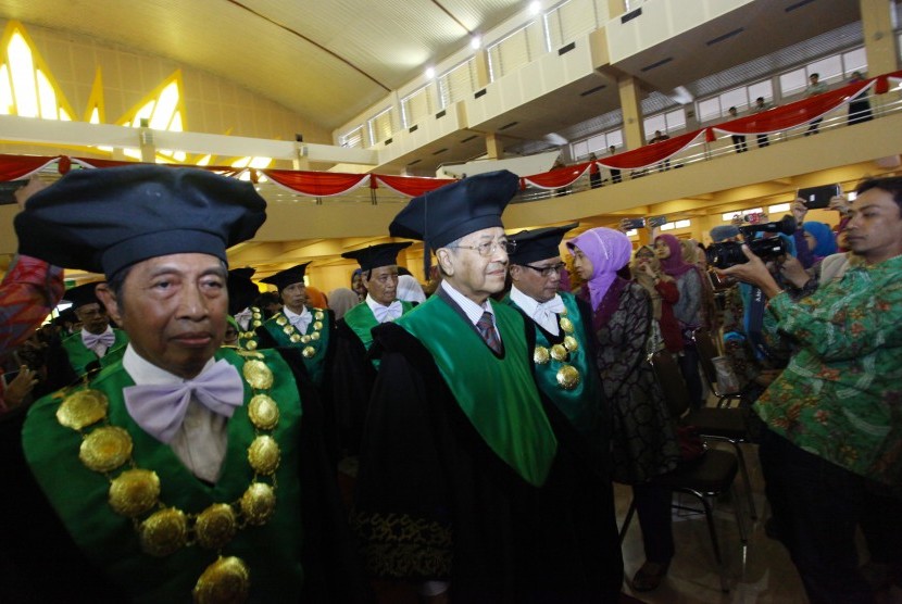  KKMM Gelar Pengajian untuk Mahathir Mohammad. Foto:   Mantan Perdana Menteri Malaysia, Tun Dr. Mahatir Mohamad (kedua kiri) memasuki ruang sidang saat acara penganugerahan gelar Doktor Honoris Causa di Universitas Muhammadiyah Yogyakarta (UMY), DI Yogyakarta, Kamis (17/3). 