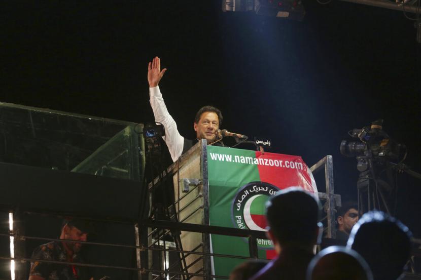 Mantan Perdana Menteri Pakistan Imran Khan melambai kepada para pendukungnya selama demonstrasi anti pemerintah, di Lahore, Pakistan, Kamis, 21 April 2022. Ribuan pendukung partai Khan Pakistan Tehreek-e-Insaf berunjuk rasa menuduh kepemimpinan baru negara itu sebagai 