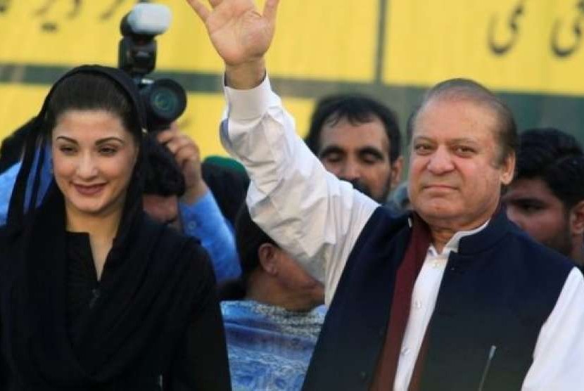 Mantan perdana menteri Pakistan Nawaz Sharif (kanan) dan putrinya Maryam.