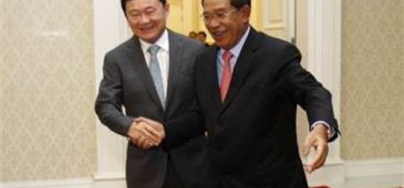 Mantan perdana menteri Thailand sekaligus buronan dalam kasus korupsi, Thaksin Shinawatra (kiri) dan pemimpin Kamboja, Hun Sen (kanan)